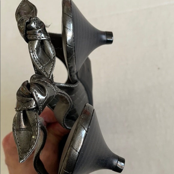 Kelly & Katie silver pointed toe sling back sandal - Picture 5 of 7